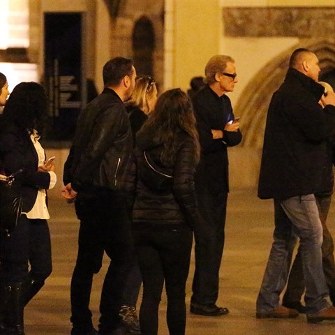 Bill Nighy si vychutn�v� pra�sk� poklady.