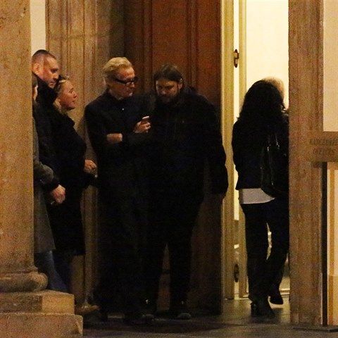 Bill Nighy si vychutn�v� pra�sk� poklady.