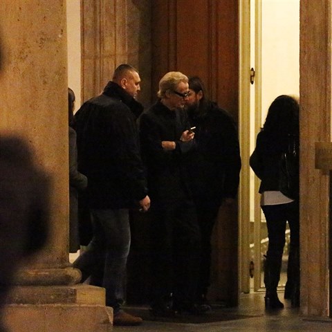 Bill Nighy si vychutn�v� pra�sk� poklady.