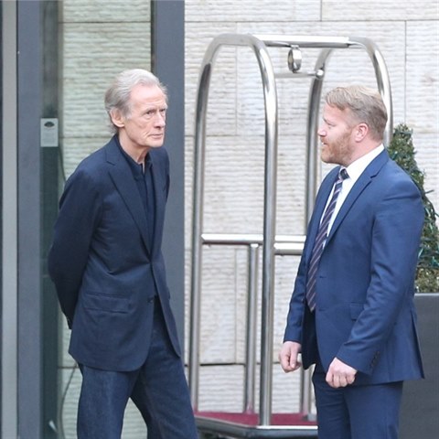 Bill Nighy dorazil ve st�edu odpoledne do Prahy.
