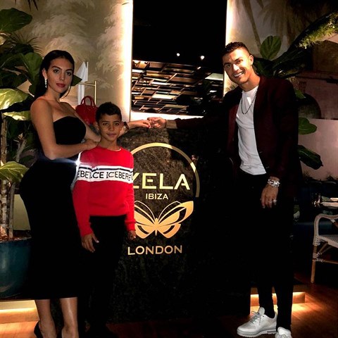Ronaldo s Georginou vyrazili do luxusn londnsk restaurace. Na rukou mli...