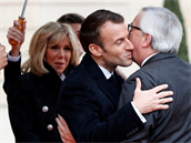 Francouzský prezident Macron s Jean-Claude Junckerem.