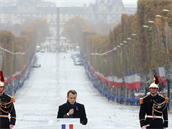 Prezident Macron pronesl e u Vítzného oblouku.