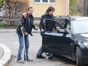 Jií Pomeje nejspí se svým asistentem, který mu pomáhal do auta.