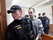 Policisté odvádjí Viktora Kalivodu od soudu.