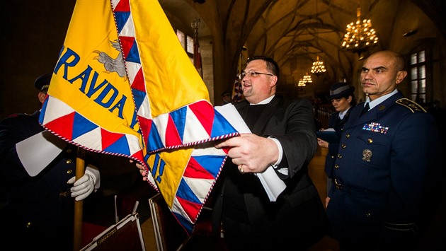 Pozor na vn symboly, jakmi jsou prezidentsk standarty, k Forejt....