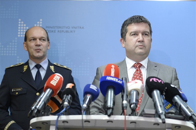 Ministr vnitra Jan Hamáek a první námstek policejního prezidenta Martin...