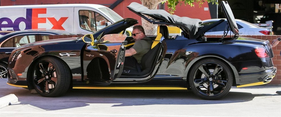 Arnold Schwarzenegger si koupil nové bentley, doutník nmu dostal jako bonus.