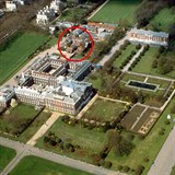 Na pozemku Kensingtonského paláce stojí Nottingham cottage, kde doposud Harry s...