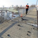 Na most pes Vltavu v eskch Budjovicch se srazily dv kody Fabie a jedna...