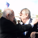 Izraelsk prezident Reuven Rivlin vt svj esk protjek Miloe Zemana.