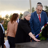 Miloš Zeman s manželkou Ivanou položili květiny u pomníku významného sionisty...