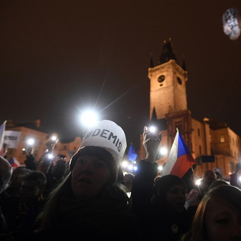 Prvod demonstrant se vydal 23. listopadu 2018 od Praskho hradu na...