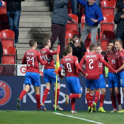 Češi oslavují vítězný gól v zápase se Slovenskem.