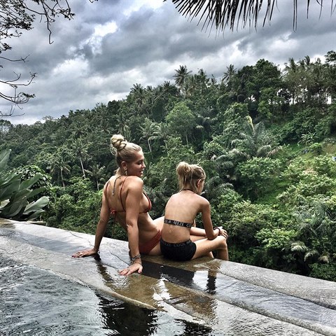 Dara Rolins na Bali doprovod dcera Laura.