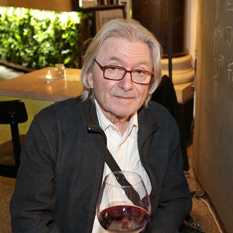 Oblben herec Ladislav Mrkvika bojuje s neduhy st, trp parkinsonem, sraj ho deprese. Jeho poslednm pnm je bt uloen do rakve v ountlm kabt a klobouku, kter poprv oblkl u v roce 1983 v Divadle Na Zbradl v Hrabalov adaptaci hry Pli hlun samota.