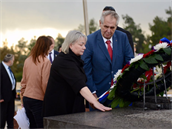 Milo Zeman s manelkou Ivanou poloili kvtiny u pomníku významného sionisty...