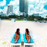 Takto se Twiinsky opalují na pláži v Miami.
