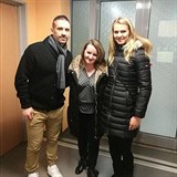 Tomáš Plekanec s Lucii Šafářovou a Kateřinou Wich po setkání s nemocným...