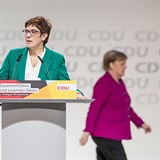 Angela Merkelov postupn odchz z politiky. Nahrad ji Annegret...