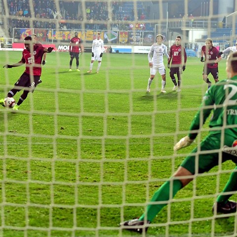 Prvn penaltu Sparty na Slovcku chytil Matou Trmal Guloru Kangovi.