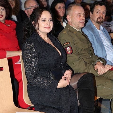 Jitka �van�arov� z��� �t�st�m. V pozad� sed� dal�� host� akce UNICEF V�clav Marhoul a Michal Viewegh.