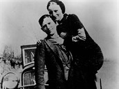 Bonnie Parkerová a Clyde Barrow, duo populárních zloinc.