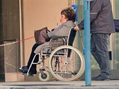 Má ortézu a skonila na invalidním vozíku.