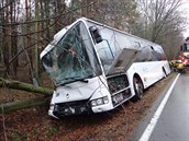 Hasii na Opavsku vyprostili autobus z píkopu i s jeho cestujícími.