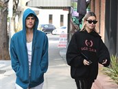 Bieber má prost na háku, co mu na to asi íká Hailey, která zaala objídt...