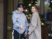 Hailey se slu�ivém kabátu. A Justin? Teplákovka a vlastní pantofle!