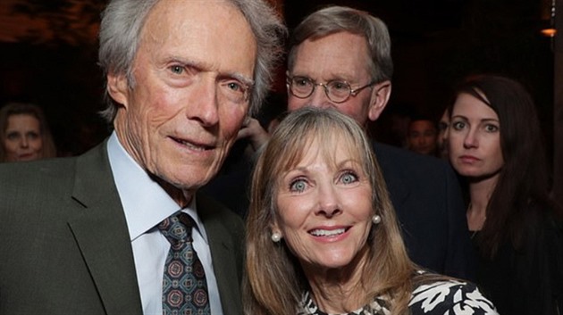 Clint Eastwood vedle dcery Laurie Murray, o které  dlouhé roky nevdl.