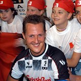 Michael Schumacher je po pdu na lych upoutan na lku.