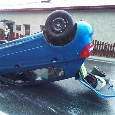 idika na Karlovarsku nedvala pozor na cestu, s autem se pevrtila na...
