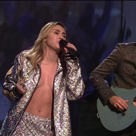 Takhle to Miley roztoila v poadu Saturday Night Live po boku Marka Ronsona.