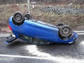 idika na Karlovarsku nedávala pozor na cestu, s autem se pevrátila na...
