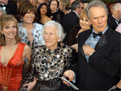 Utajená dcera Clinta Eastwooda Laurie Murray vlevo, uprosted jeho matka.