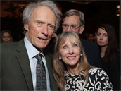 Clint Eastwood vedle dcery Laurie Murray, o které  donedávna nevdl.