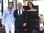 Rodina Kirka Douglasa: vnuk Cameron, syn Michael Douglas a jeho ena Catherine...