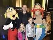 Jákl vzal své dcerky na premiéru filmu Asterix a tajemství kouzelného lektvaru.