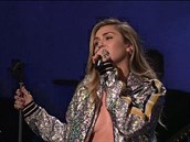 Miley Cyrus zjevn nebaví nosit podprsenky.
