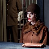 Angelina Jolie hraje Christine Collins, ženu, které se ztratil syn a policisté...