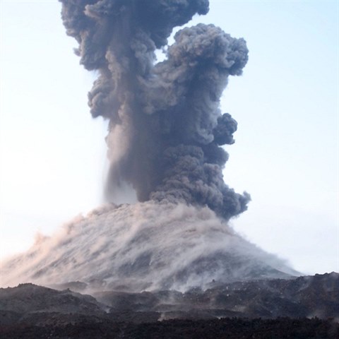 Sopka Krakatoa vybuchla. Nsledn tsunami zabila minimln 168 lid.