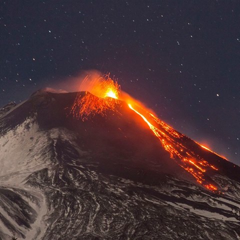 Sopka Etna zaala chrlit lvu, ta se valila po jihovchodnm svahu.