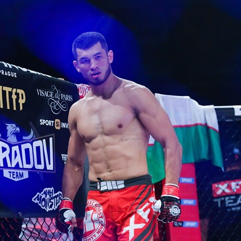 Ptel Moniky Bagrov Makhmud Muradov aktuln boduje coby MMA zpasnk.