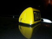 Útočník poničil ze žárlivosti taxikáři auto.
