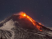 Sopka Etna zaala chrlit lávu, ta se valila po jihovýchodním svahu.