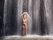 Bali, to je i zem vodopád a Helena Houdová to dobe ví.