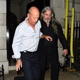 Bruce Willise musela z klubu vyprovzet jeho ochranka.
