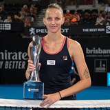 Karolína Plíšková s trofejí za triumf v Brisbane.